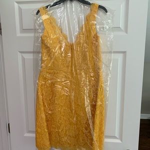 Monique L’huillier yellow lace dress